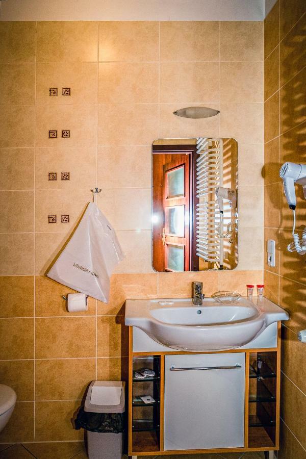 Hotel Hellada Kielce Kültér fotó