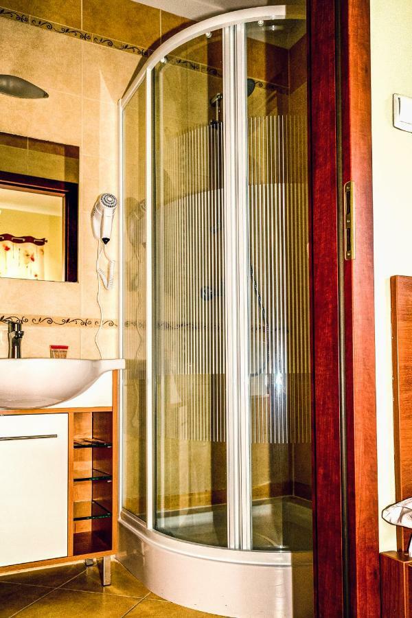 Hotel Hellada Kielce Kültér fotó
