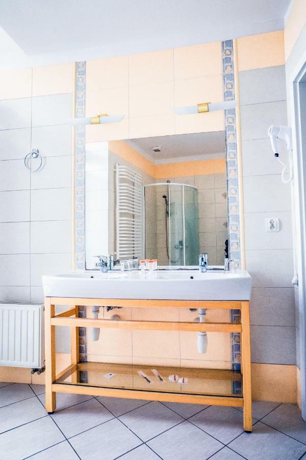 Hotel Hellada Kielce Kültér fotó